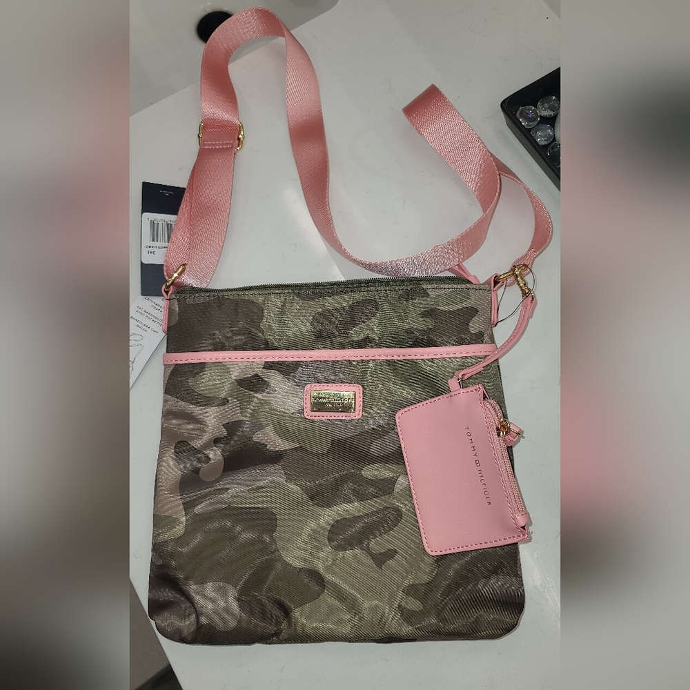 NWT Tommy Hilfiger GRDEN CLASSICS II-XBO camo pink messenger bag with coin purse